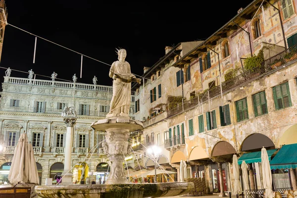Madonna Verona sur la Piazza delle Erbe — Photo