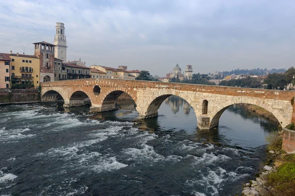 Ponte Pietra in der Altstadt von Verona — Stockfoto
