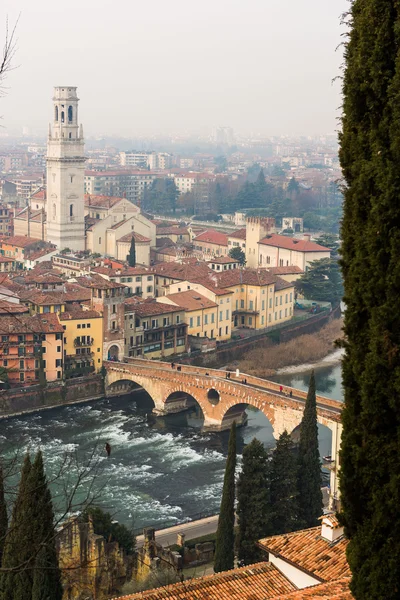 Ponte Pietra en el casco antiguo de Verona — Foto de Stock