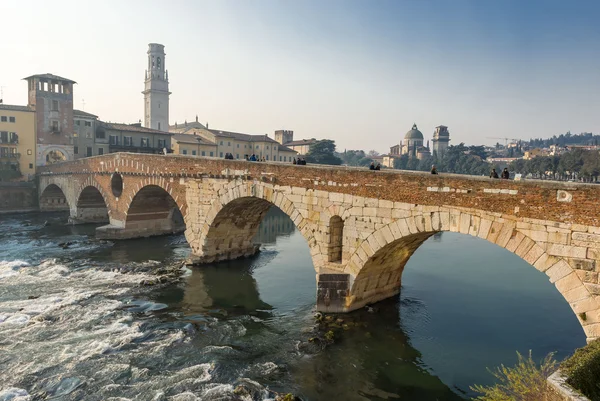 Ponte Pietra en el casco antiguo de Verona — Foto de Stock