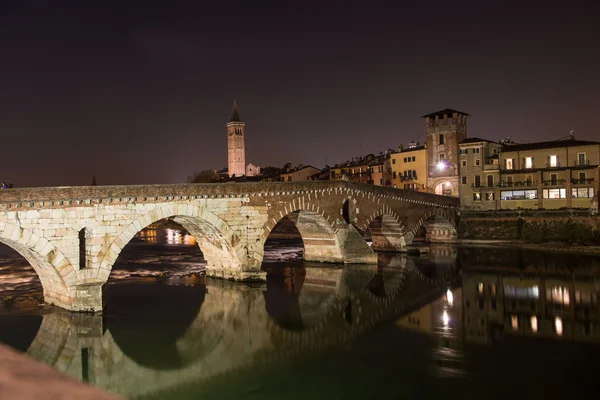 Ponte Pietra dans la vieille ville de Vérone — Photo