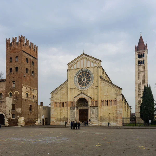 A homlokzat a veronai San Zeno — Stock Fotó