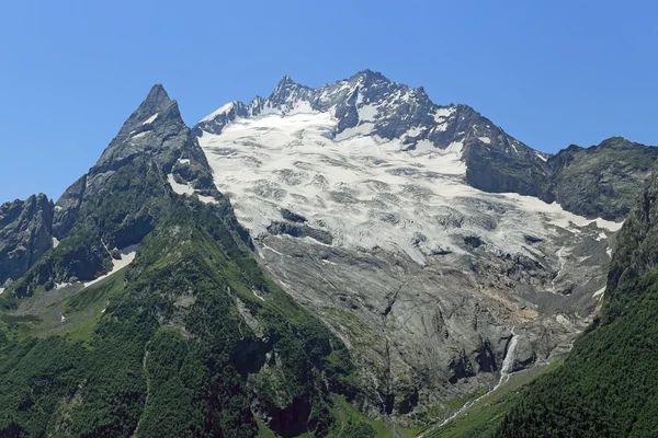 Montagna Dzhuguturluchat (tour pascolo) e Peak Ine. Dombay, Karachay-Cherkessia — Foto Stock