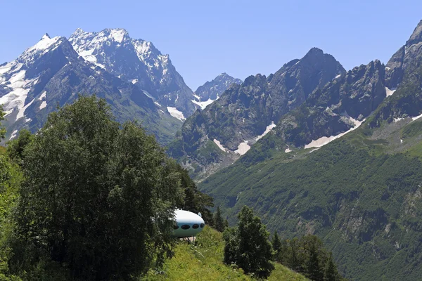 El hotel está en forma de platillo volador en la montaña Mussa-Achitara, Dombai, Cáucaso, Rusia —  Fotos de Stock