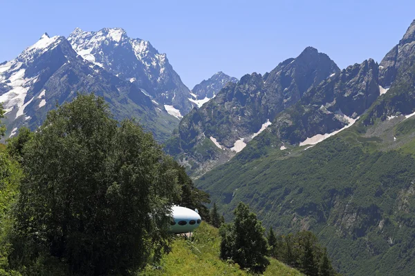 The hotel is in the form of a flying saucer on the mountain Mussa-Achitara, Dombai, Caucasus, Russia — Stockfoto