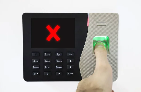 Biyometrik parmak izi tarayıcısı. Parmak izinde parmak izi. Erişim kontrolü reddedildi. Başarısız girdi.