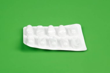 Boş ilaç paketleri. boş beyaz ilaç paketi yeşil katta