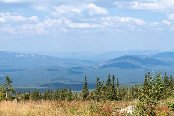 Utsikt över kullarna vid foten av Mount Iremel i Bashkortostan Ryssland — Stockfoto