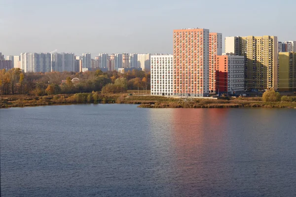 Nya färgade bostadshus med reflektion — Stockfoto