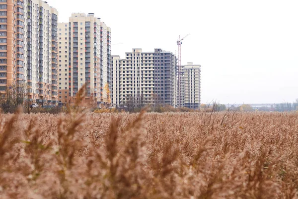 Construyendo un nuevo edificio residencial — Foto de Stock