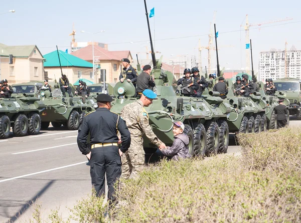 Astana, Kazajstán - 7 de mayo de 2014: Desfile militar el día de la Imagen de stock