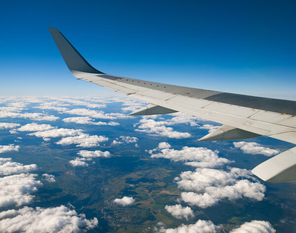 Крыло самолета на голубом небе