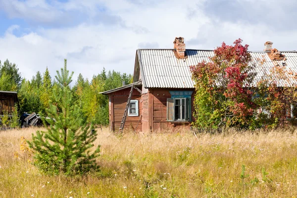One wooden house in the village — Stock Photo, Image