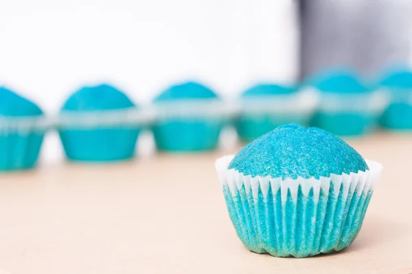 Un cupcakes bleu devant les autres Image En Vente