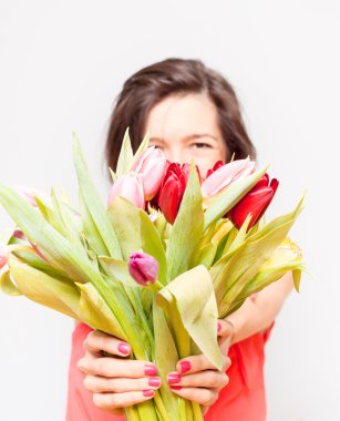 Lale buketi tutan kadın
