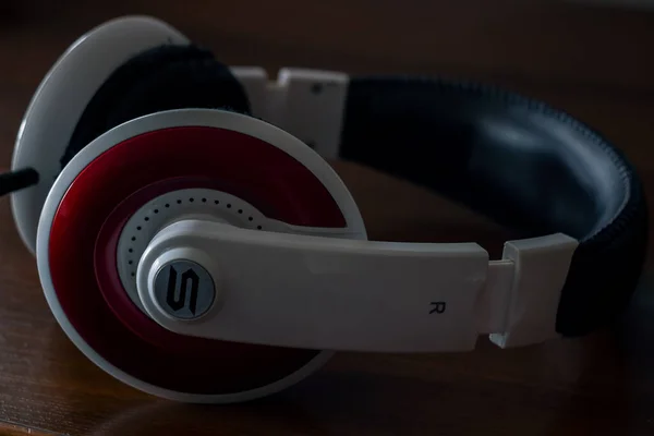 Siyah kuşak beyaz arkaplanda izole edildi