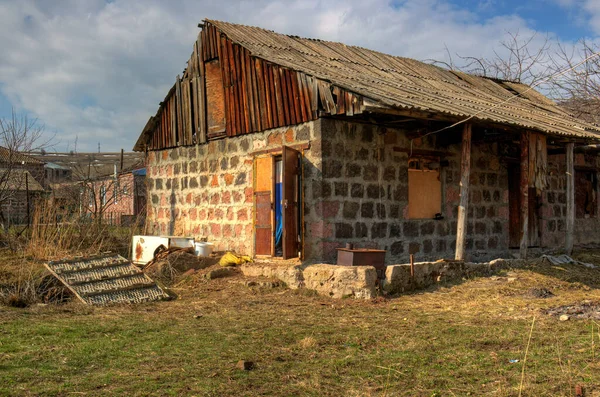 Uzak bir köyde terk edilmiş bir kulübe.