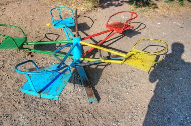 Renklerle boyanmış çocuklar için sarkaç,