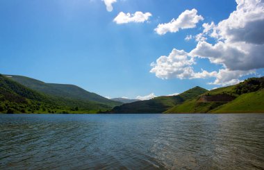 Doğanın kucağında temiz bir göl manzarası.