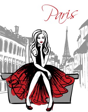 Paris'te yürüyen kadın