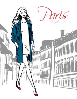 Paris'te yürüyen kadın