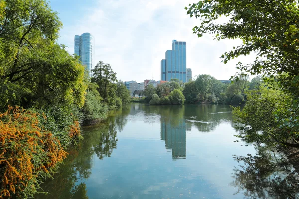 Modern şehir ve park