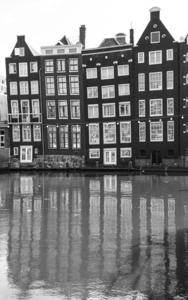 Amsterdam evlerde siyah beyaz — Stok fotoğraf