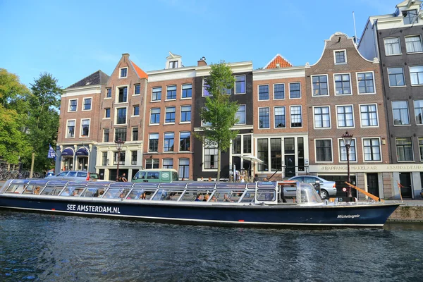 Amsterdam kanalda tekne