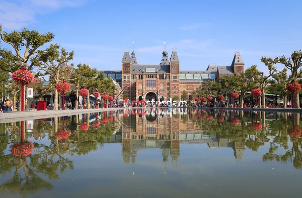 Amsterdam museum yanında olduğumu harfler