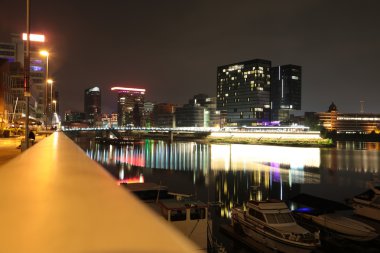Modern Binası gece