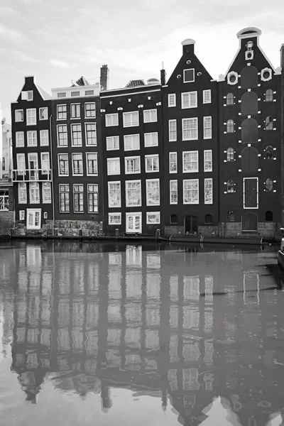 Alte stilhäuser in amsterdam — Stockfoto