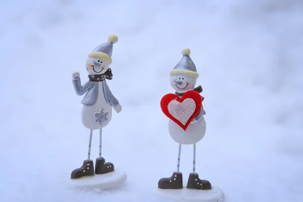Snowmen couple with red heart — Stock Photo, Image