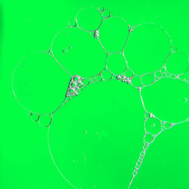 Su yeşil bir arka plan üzerinde petrol düştü