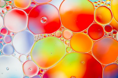 Petrol renkli bir arka plan suya düştü.