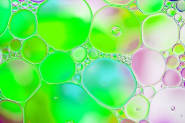 Petrol renkli bir arka plan suya düştü.