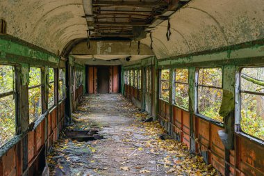 Yok edilmiş eski bir tren vagonunun içinde..