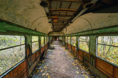 Yok edilmiş eski bir tren vagonunun içinde..