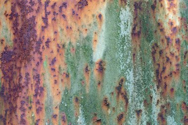 Paslanma ve çatlak izleri olan eski boyanmış metal doku..