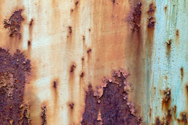 Paslanma ve çatlak izleri olan eski boyanmış metal doku..