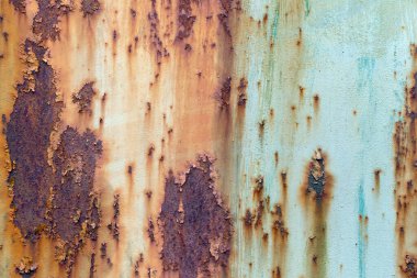 Paslanma ve çatlak izleri olan eski boyanmış metal doku..