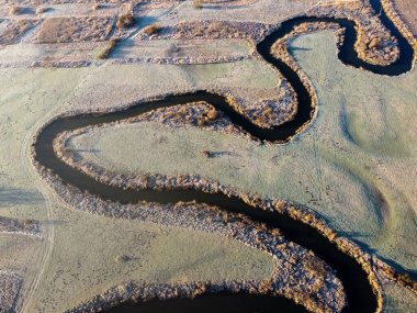 Dönen nehrin tarladaki hava manzarası