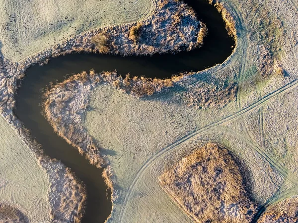 フィールド内の巻き川の空中風景 — ストック写真