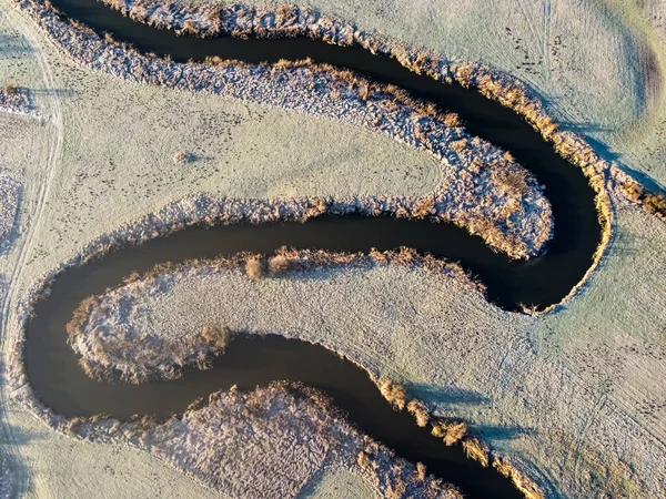 フィールド内の巻き川の空中風景 — ストック写真
