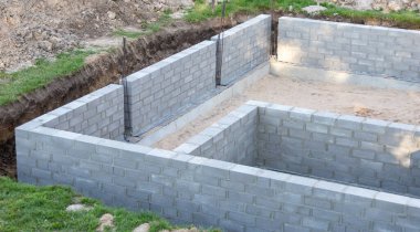 Yeni bir ev için beton temellerin inşası 