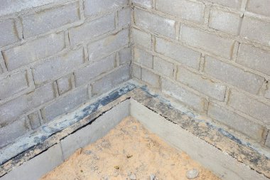 Yeni bir ev için beton temellerin inşası 