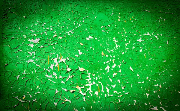 Pittura screpolata su un vecchio muro verde . — Foto Stock