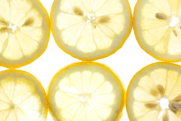 Segmenten van een verse citroen geïsoleerd op witte achtergrond — Stockfoto