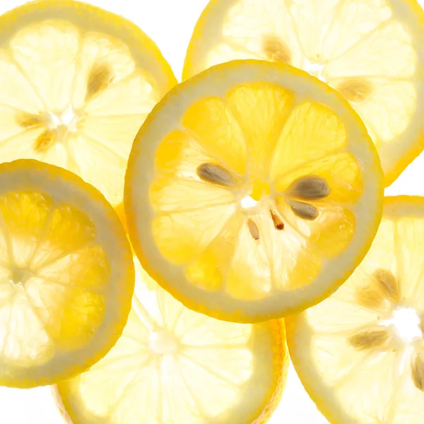 Beyaz arka plan üzerinde izole taze limon dilimleri — Stok fotoğraf