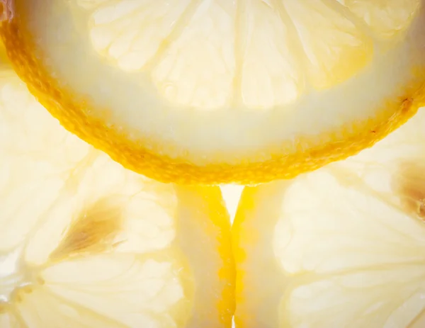 白い背景に分離された新鮮なレモンのスライス — ストック写真