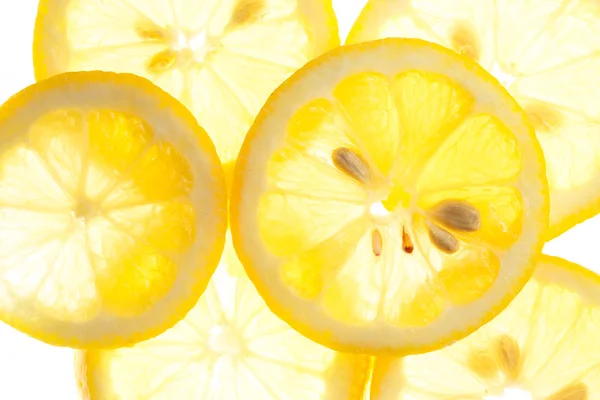 흰색 배경에 고립 된 신선한 레몬의 조각 — 스톡 사진